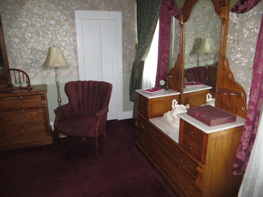 Edith Palmer'S Country Inn, Historical Bed & Breakfast Virginia City Exterior photo