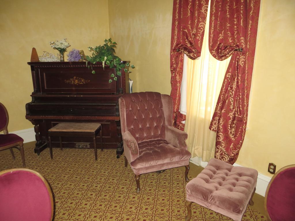 Edith Palmer'S Country Inn, Historical Bed & Breakfast Virginia City Exterior photo
